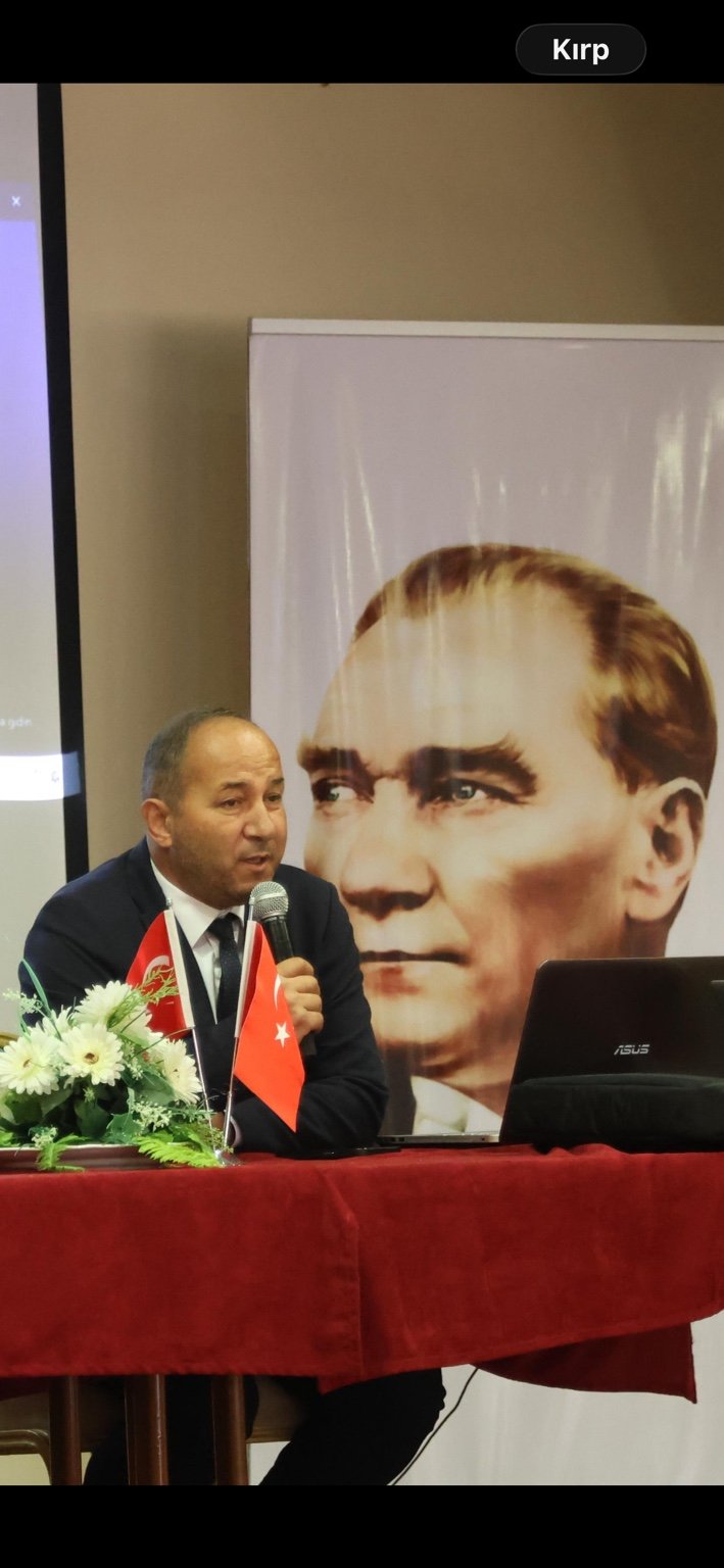 Aytekin Polatel, Atatürk portresi önünde bir söyleşide